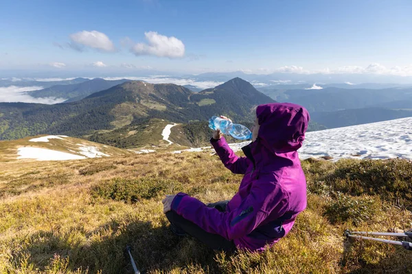 Woman Hiker Enjoying High Peak View Mountains Summer Pip Ivan — 스톡 사진