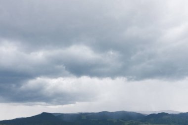 dağlarda kara bulutlar