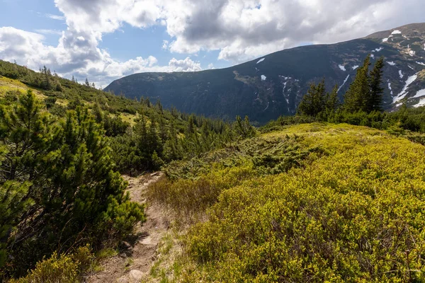 Mountains Summer Outdoor Wonderland Hiking Scenery Background — Zdjęcie stockowe