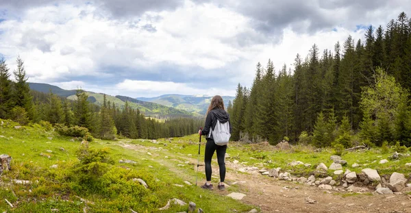 Woman Hiker Hiking Mountains Summer Highest Ukrainian Ridge Marmarosy Romania — Zdjęcie stockowe