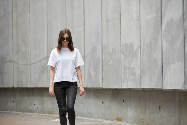 Camiseta Blanca Blanco Para Niña Mujer Con Espacio Para Logotipo —  Fotos de Stock