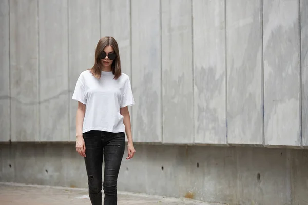 Menina Mulher Vestindo Shirt Branca Branco Com Espaço Para Seu — Fotografia de Stock