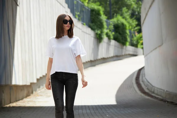 Camiseta Blanca Blanco Para Niña Mujer Con Espacio Para Logotipo —  Fotos de Stock