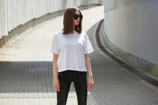 Menina Mulher Vestindo Shirt Branca Branco Com Espaço Para Seu — Fotografia de Stock