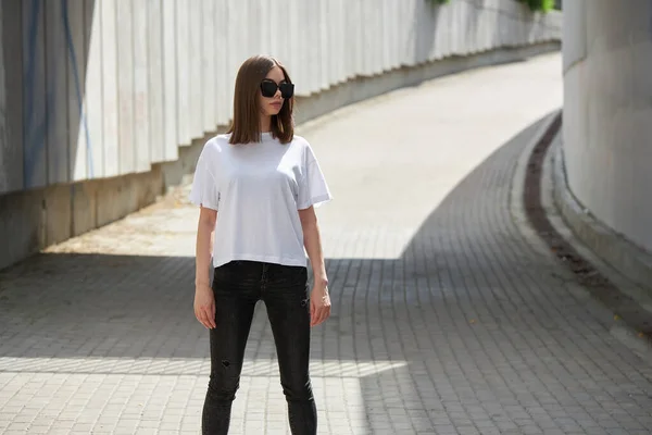 Camiseta Blanca Blanco Para Niña Mujer Con Espacio Para Logotipo —  Fotos de Stock