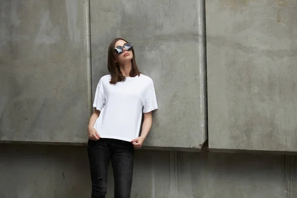 Κορίτσι Γυναίκα Φορώντας Λευκό Κενό Shirt Χώρο Για Λογότυπό Σας — Φωτογραφία Αρχείου