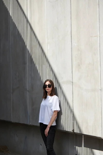 Kız Kadın Logonuz Için Yeri Olan Beyaz Boş Tişörtler Giyiyor — Stok fotoğraf