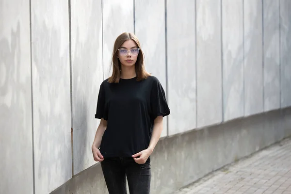 Γυναίκα Κορίτσι Που Φοράει Μαύρο Λευκό Βαμβακερό Shirt Χώρο Για — Φωτογραφία Αρχείου
