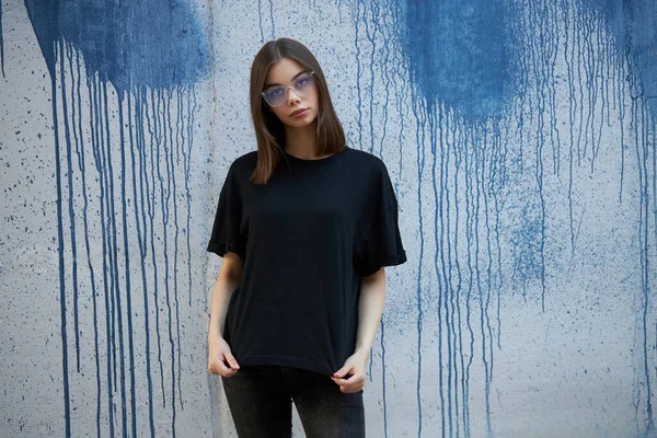 Woman Girl Wearing Black Blank Cotton Shirt Space Your Logo — Stock Photo, Image