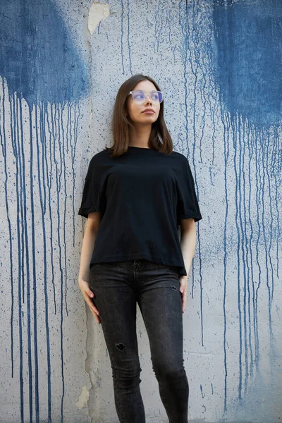Frau Oder Mädchen Tragen Schwarzes Shirt Aus Baumwolle Mit Platz — Stockfoto