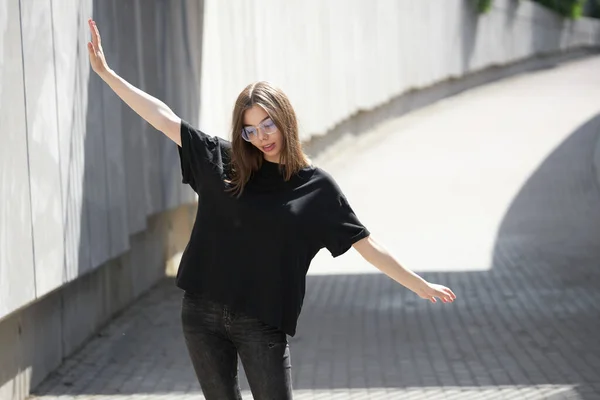 Mulher Menina Vestindo Shirt Algodão Branco Preto Com Espaço Para — Fotografia de Stock