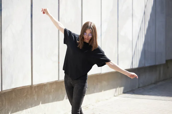 Frau Oder Mädchen Tragen Schwarzes Shirt Aus Baumwolle Mit Platz — Stockfoto