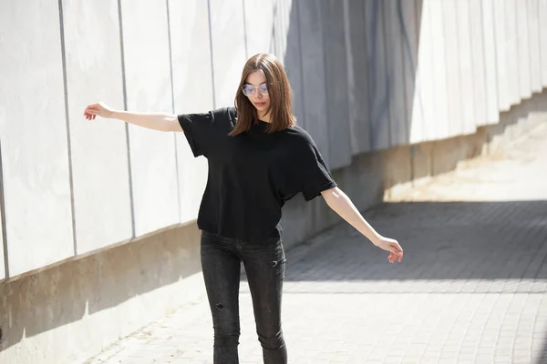 Frau Oder Mädchen Tragen Schwarzes Shirt Aus Baumwolle Mit Platz — Stockfoto