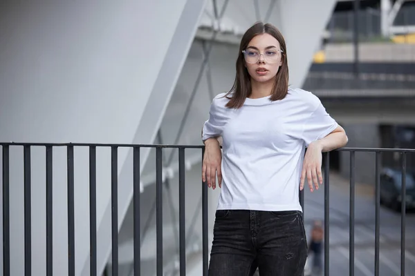 Mädchen Oder Frau Tragen Weißes Blanko Shirt Mit Platz Für — Stockfoto