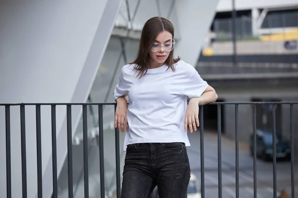 Menina Mulher Vestindo Shirt Branca Branco Com Espaço Para Seu — Fotografia de Stock