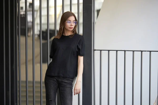 Frau Oder Mädchen Tragen Schwarzes Shirt Aus Baumwolle Mit Platz — Stockfoto