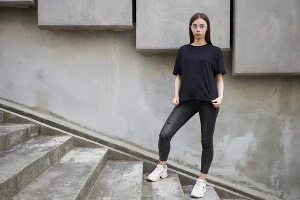 Γυναίκα Κορίτσι Που Φοράει Μαύρο Λευκό Βαμβακερό Shirt Χώρο Για — Φωτογραφία Αρχείου