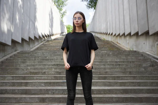 Frau Oder Mädchen Tragen Schwarzes Shirt Aus Baumwolle Mit Platz — Stockfoto