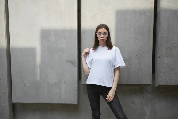 Girl Woman Wearing White Blank Shirt Space Your Logo Mock — Stock Photo, Image