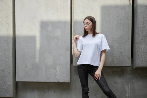 Camiseta Blanca Blanco Para Niña Mujer Con Espacio Para Logotipo —  Fotos de Stock