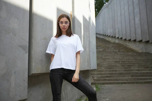 Κορίτσι Γυναίκα Φορώντας Λευκό Κενό Shirt Χώρο Για Λογότυπό Σας — Φωτογραφία Αρχείου