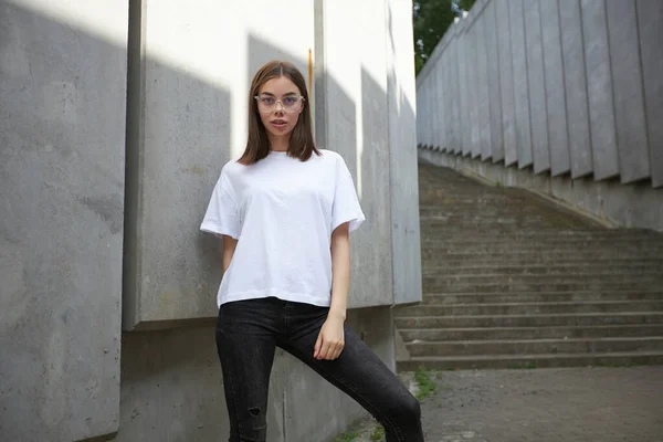 Camiseta Blanca Blanco Para Niña Mujer Con Espacio Para Logotipo —  Fotos de Stock