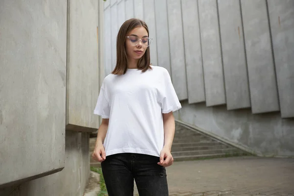 Meisje Vrouw Wit Wit Wit Shirt Met Ruimte Voor Logo — Stockfoto