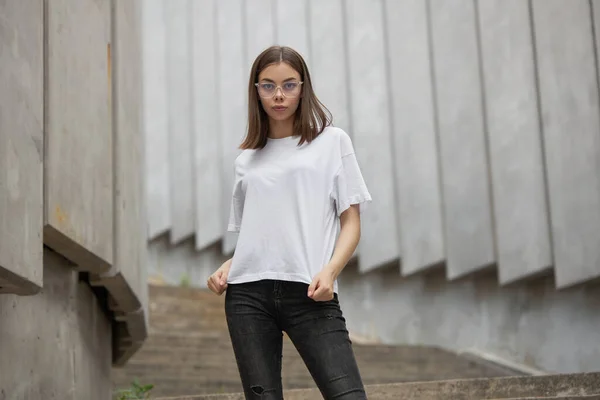 Mädchen Oder Frau Tragen Weißes Blanko Shirt Mit Platz Für — Stockfoto