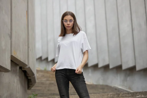 Camiseta Blanca Blanco Para Niña Mujer Con Espacio Para Logotipo —  Fotos de Stock