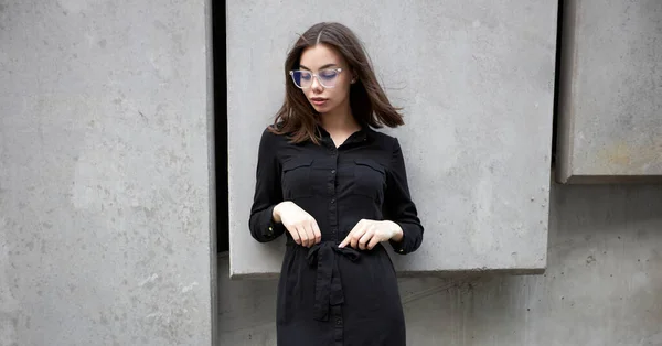 Модний Портрет Сексуальної Брюнетки Макіяжем Чорному Одязі Вона Носить Чорну — стокове фото