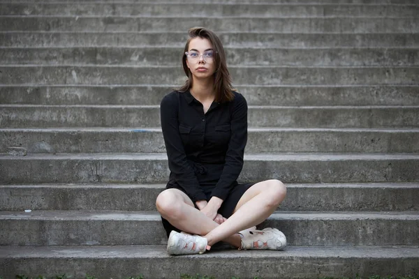 Woman Black Dress Sitting Cement Stairs Summer Urban City Area — Stock fotografie