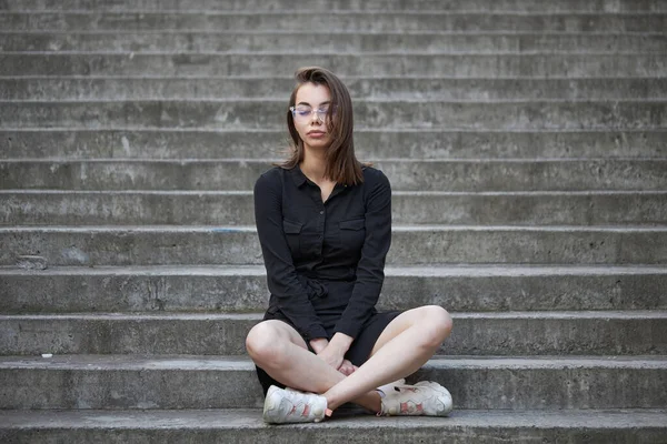 Mulher Vestido Preto Sentado Nas Escadas Cimento Verão Área Urbana — Fotografia de Stock
