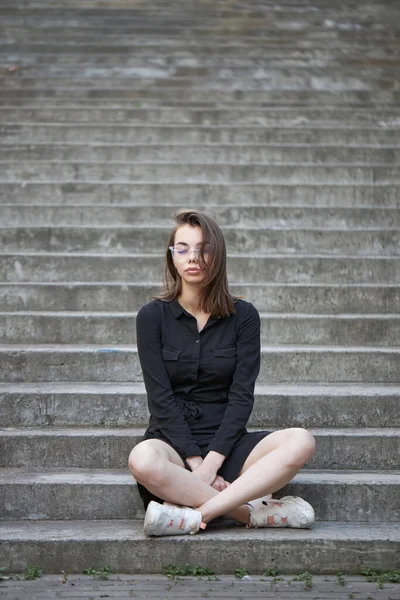 Woman Black Dress Sitting Cement Stairs Summer Urban City Area — Stock fotografie