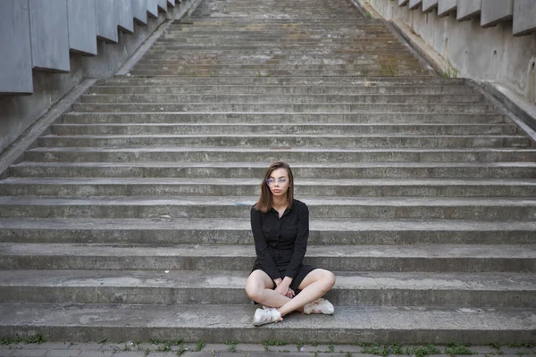 Woman Black Dress Sitting Cement Stairs Summer Urban City Area — Zdjęcie stockowe