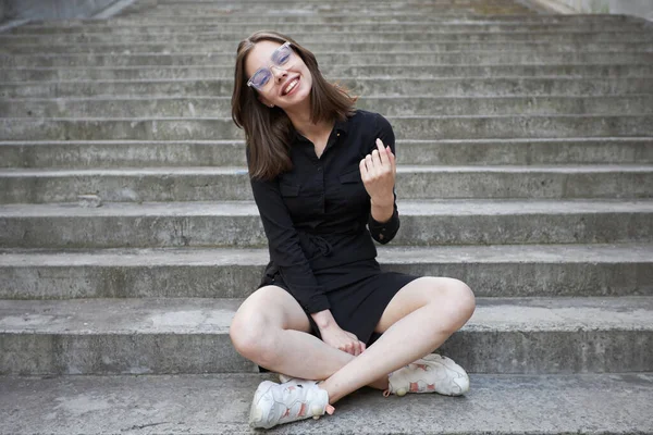Mulher Vestido Preto Sentado Nas Escadas Cimento Verão Área Urbana — Fotografia de Stock