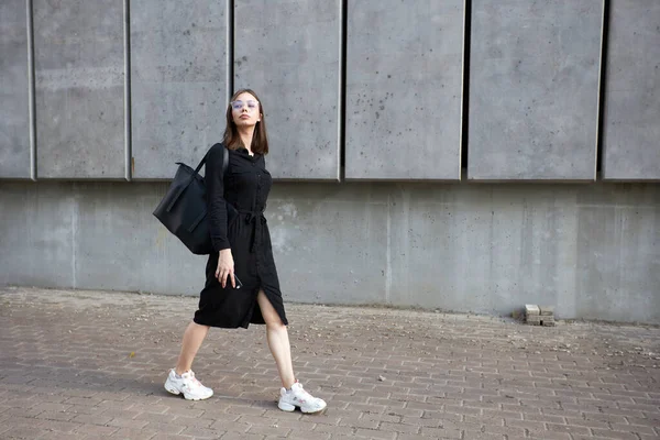 Sexy Business Brunette Woman Make Wearing Black Clothes She Walking — Stok Foto