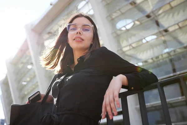 Porträt Einer Geschäftsfrau Den Straßen Der Stadt Bei Sonnenuntergang Sexy — Stockfoto