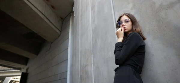 ファッションポートレートのセクシーブルネット女性とともにA化粧黒服 — ストック写真