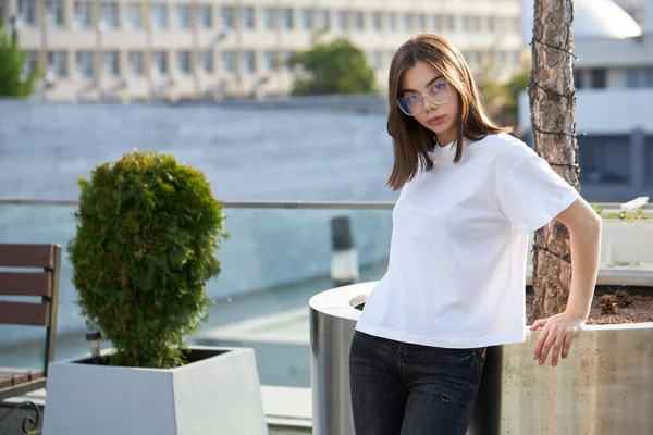 Menina Mulher Vestindo Shirt Branca Branco Com Espaço Para Seu — Fotografia de Stock