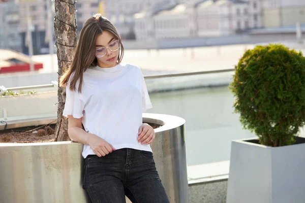 Ragazza Donna Che Indossa Una Shirt Bianca Con Spazio Tuo — Foto Stock