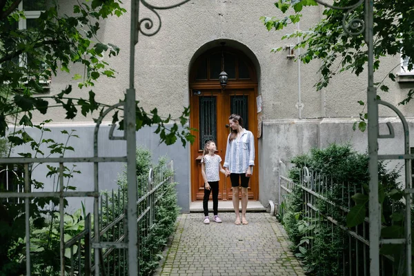 Mère Enfant Regardent Côté Une Entrée Une Maison — Photo