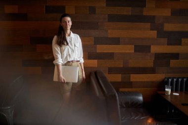 Bilgisayarlı iş kadını portresi. Bir kafede çalışıyor ve dinleniyor. Kahve içiyor.