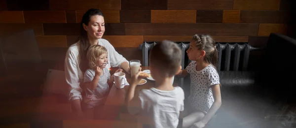 Matka Dětmi Pije Horkou Čokoládu Latté Místní Kavárně Usmívají Baví — Stock fotografie