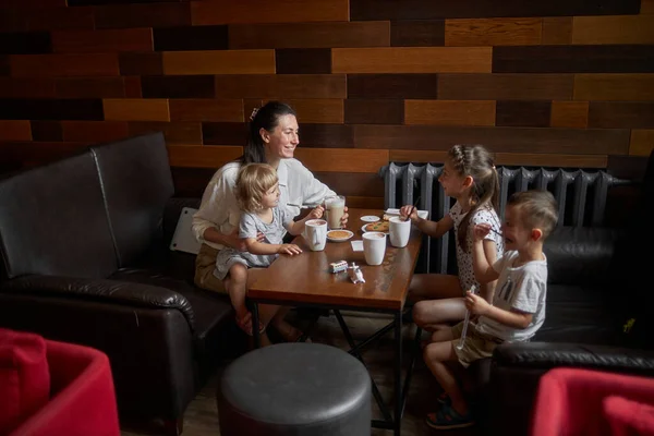 Anya Gyerekekkel Forró Csokit Tejeskávét Iszik Egy Helyi Kávézóban Mosolyognak — Stock Fotó