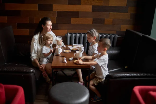 Anya Gyerekekkel Forró Csokit Tejeskávét Iszik Egy Helyi Kávézóban Mosolyognak — Stock Fotó
