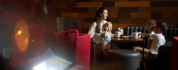 Mutter Mit Kindern Trinkt Heiße Schokolade Und Latte Einem Örtlichen — Stockfoto