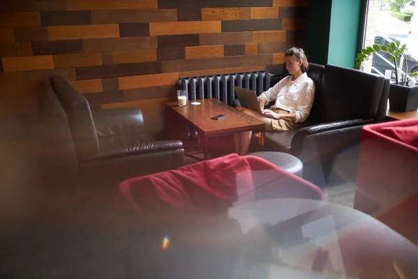 Üzletasszony Laptoppal Dolgozik Pihen Egy Kávézóban Tejeskávét Iszik — Stock Fotó