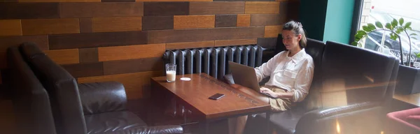 Geschäftsfrau Mit Laptop Sie Arbeitet Und Entspannt Einem Café Und — Stockfoto