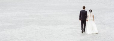 Düğün çifti uzaklaşıyor. Metin için boşluk ile birlikte boş