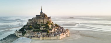Le Mont Saint-Michel gelgit adası Alacakaranlıkta, Normandiya, Fransa